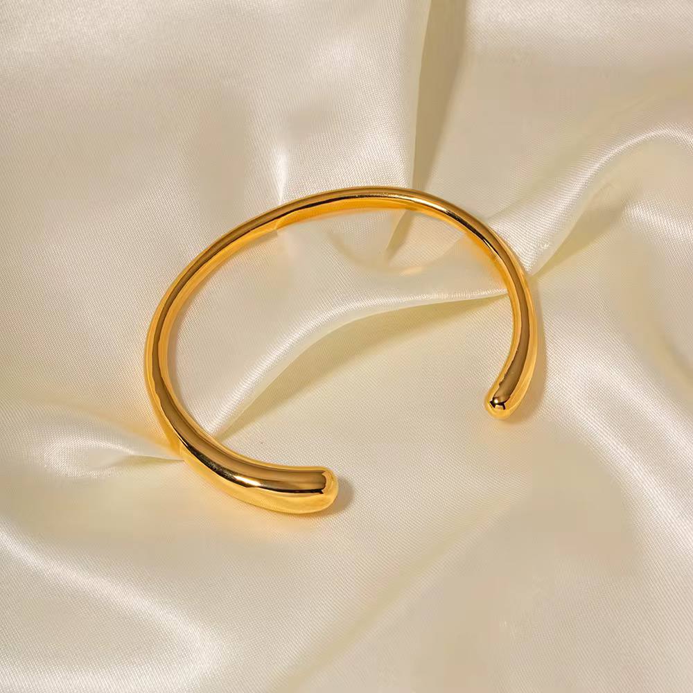 Akira Bangle | Gold